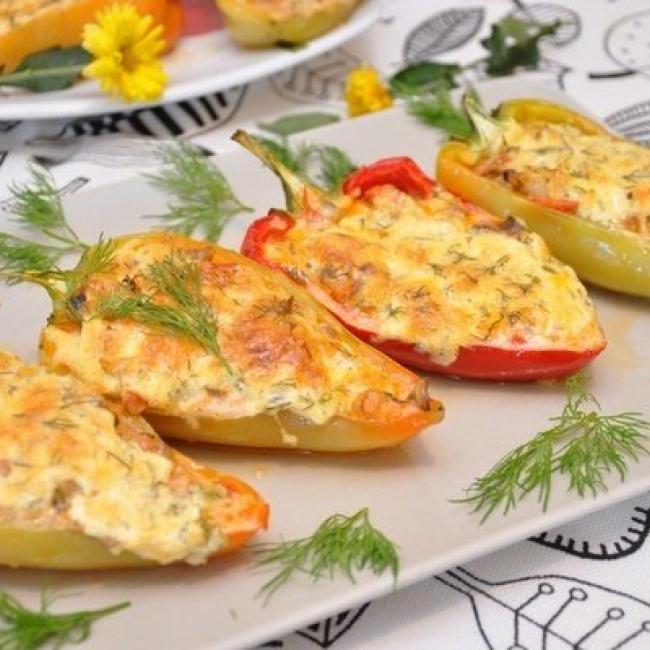 Перец фаршированный куриным мясом на пару